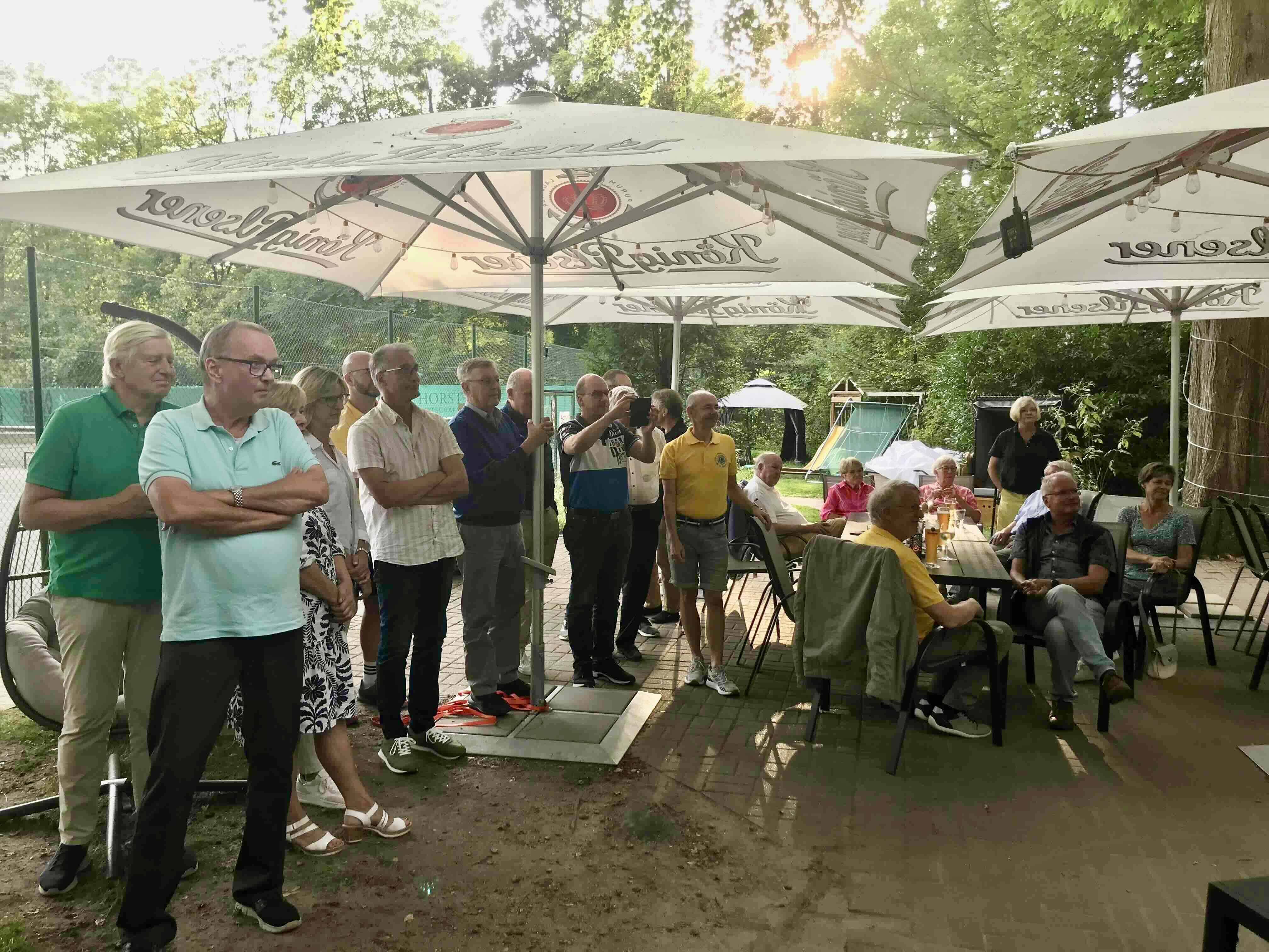 Ein Teil der Gäste, die an der Scheckübergabe und der kleinen Preisverleihung teilgenommen haben